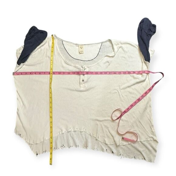 WE THE FREE Women’s Ivory Black Oversized Distressed Star Henley Long Sleeve Tee - Picture 5 of 5